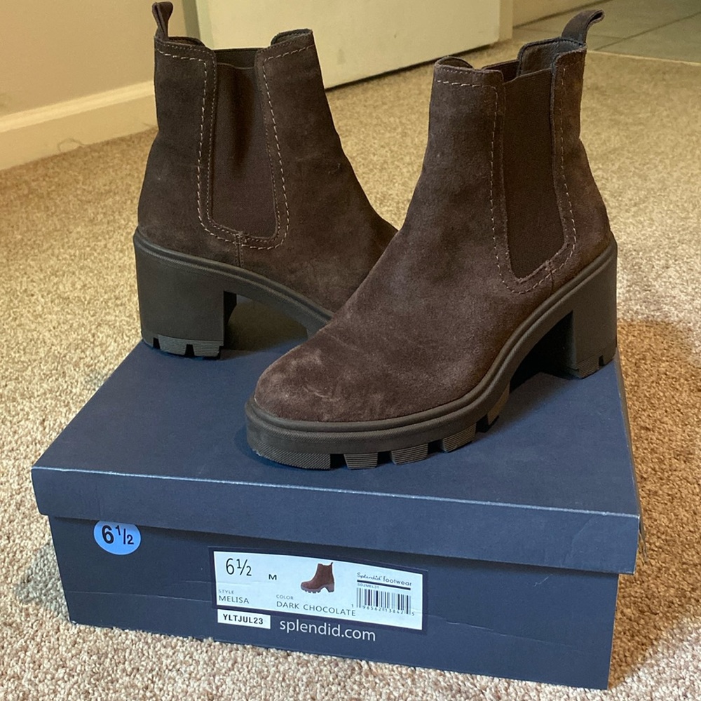 Cute dark chocolate leathered mini boots, medium-rise! Size 6&1/2